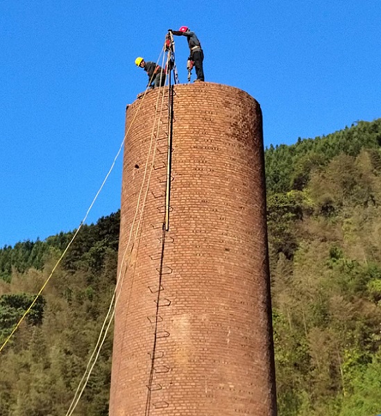 高空拆除公司:我們?cè)谛袆?dòng),安全環(huán)保,一步到位！